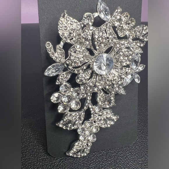 Silver Tone Flower Brooch NWT - Picture 3 of 5